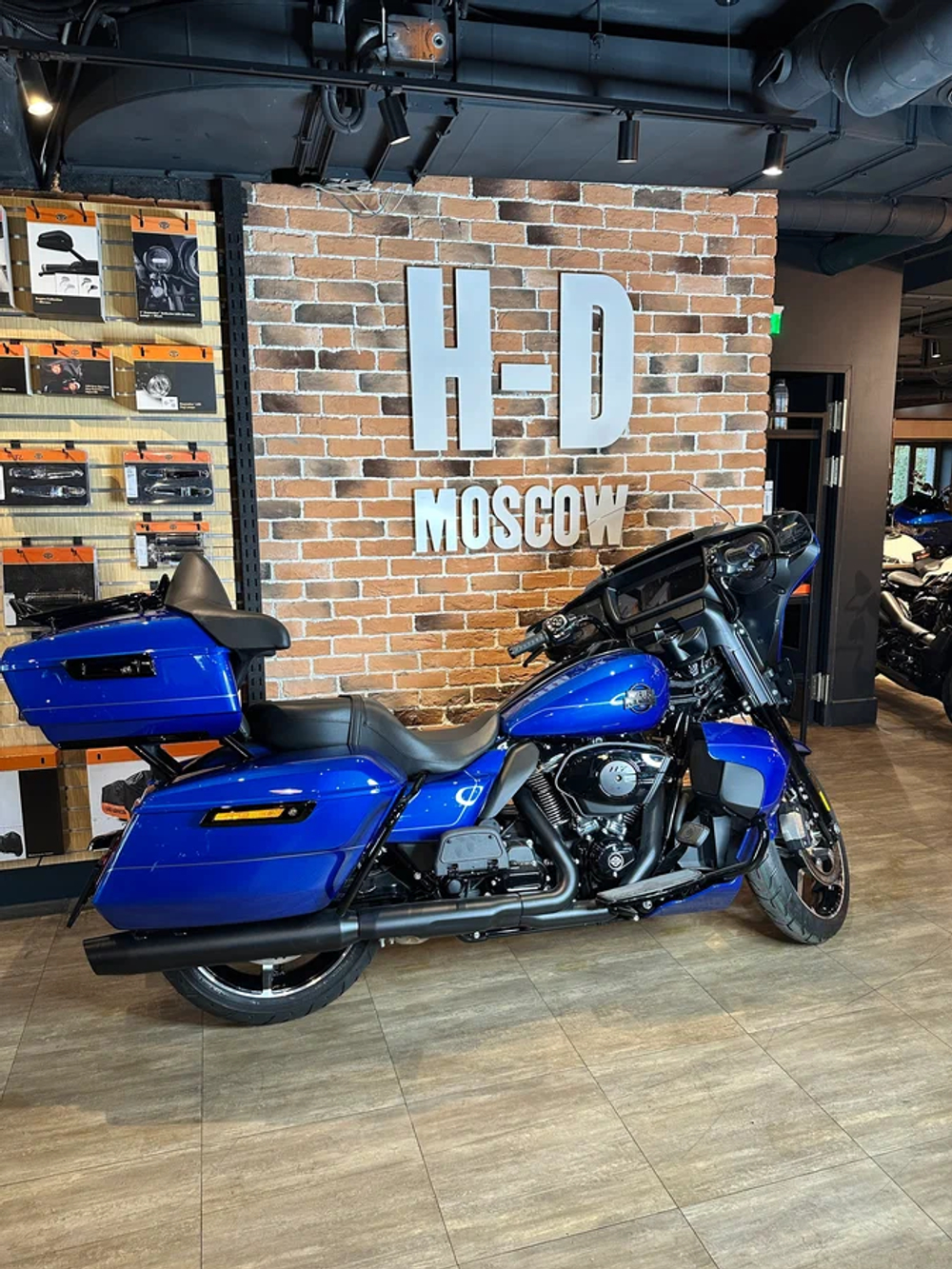 STREET GLIDE™ Ultra 117 в цвете BLUE BURST (BLACK TRIM)