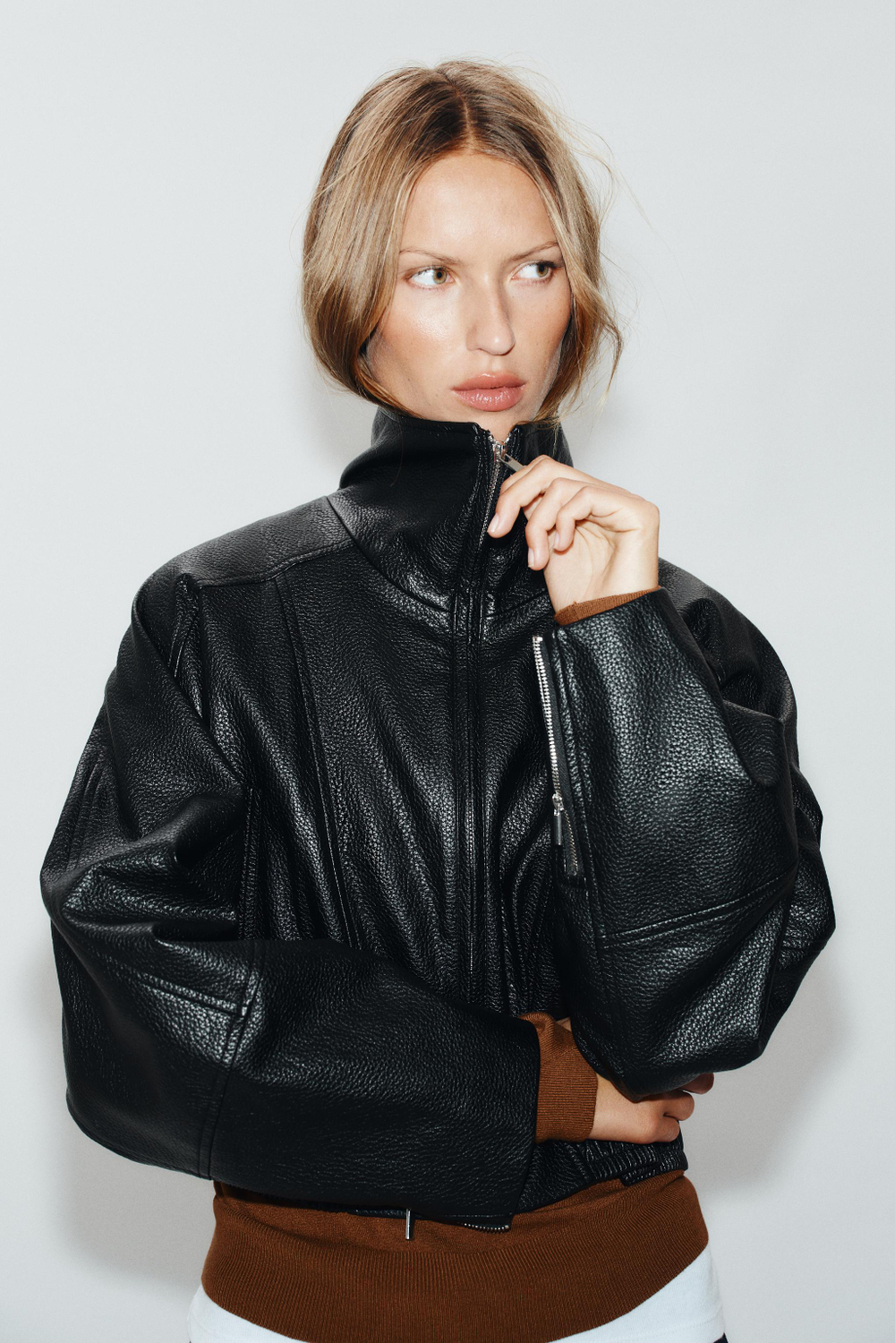 УКОРОЧЕННАЯ КУРТКА ИЗ ИСКУССТВЕННОЙ КОЖИ — ZARA