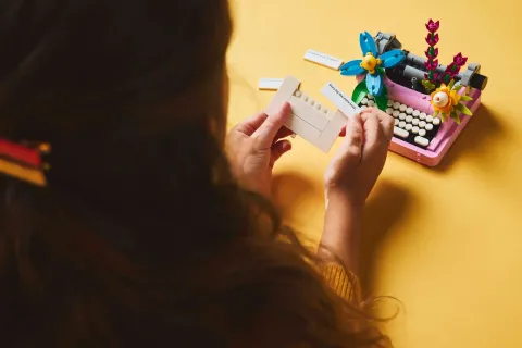 Конструктор LEGO Creator 31169 Пишущая машинка с цветами, 3в1