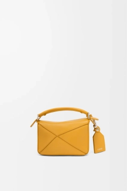 Loewe Сумка-мини Puzzle Featherlight из овечьей кожи наппа, горчичный