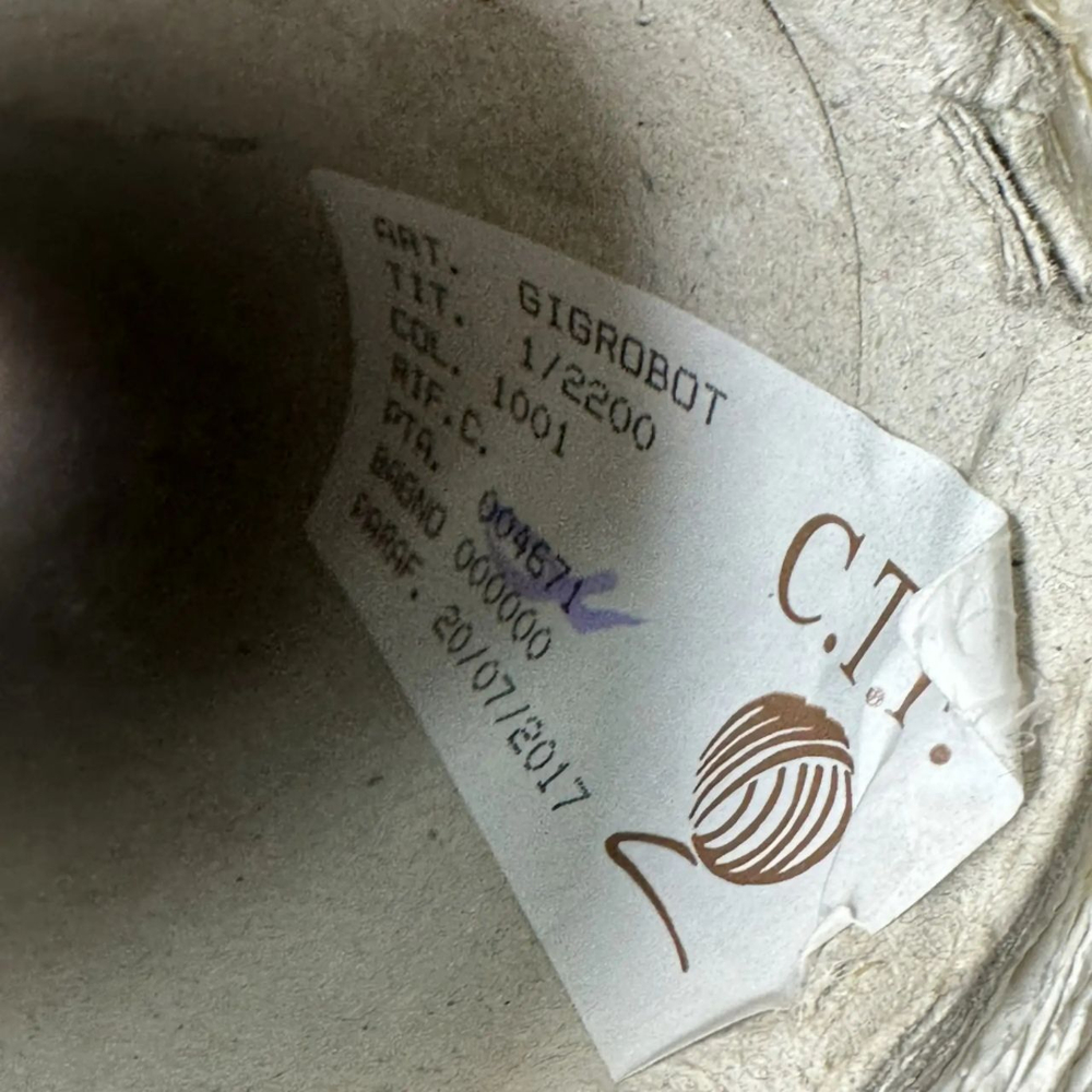 GIGROBOT - S.T.F.; экокожа - полиуретан, п/а; 220м/100гр; col.1001, цвет: белый; фантазийная пряжа для Brunello Cucinelli; S710