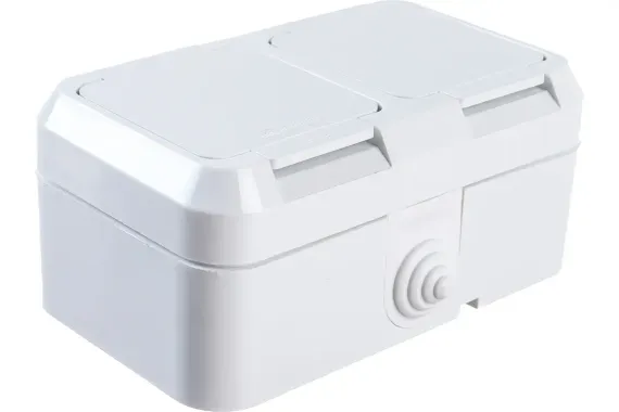 Розетка Makel Nemli Yer двойная с заземлением с крышкой накладная IP44 белый 15809