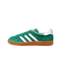 alt="adidas Gazelle Indoor Collegiate Green Gum IG1596 темно-зеленые замшевые кроссовки с белыми полосками и gum-подошвой вид сбоку на белом фоне"