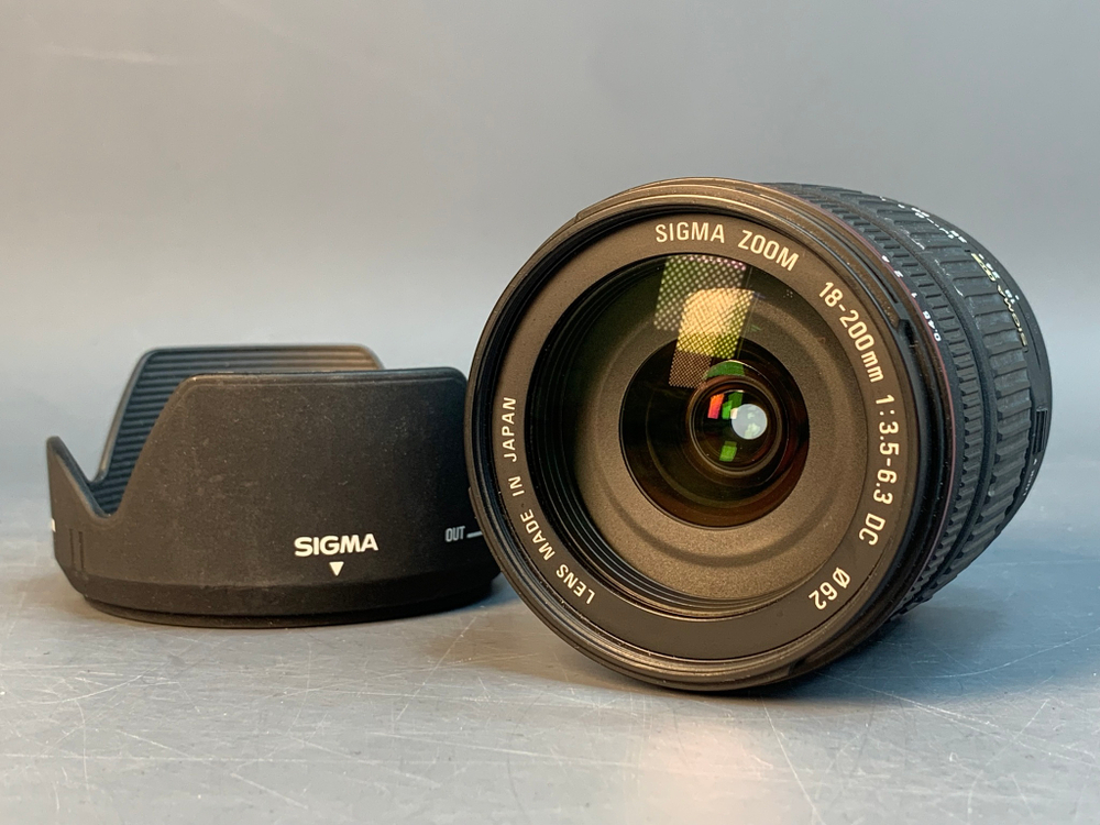 Sigma AF 18-200mm f/3.5-6.3 DC для Canon, царапина на линзе