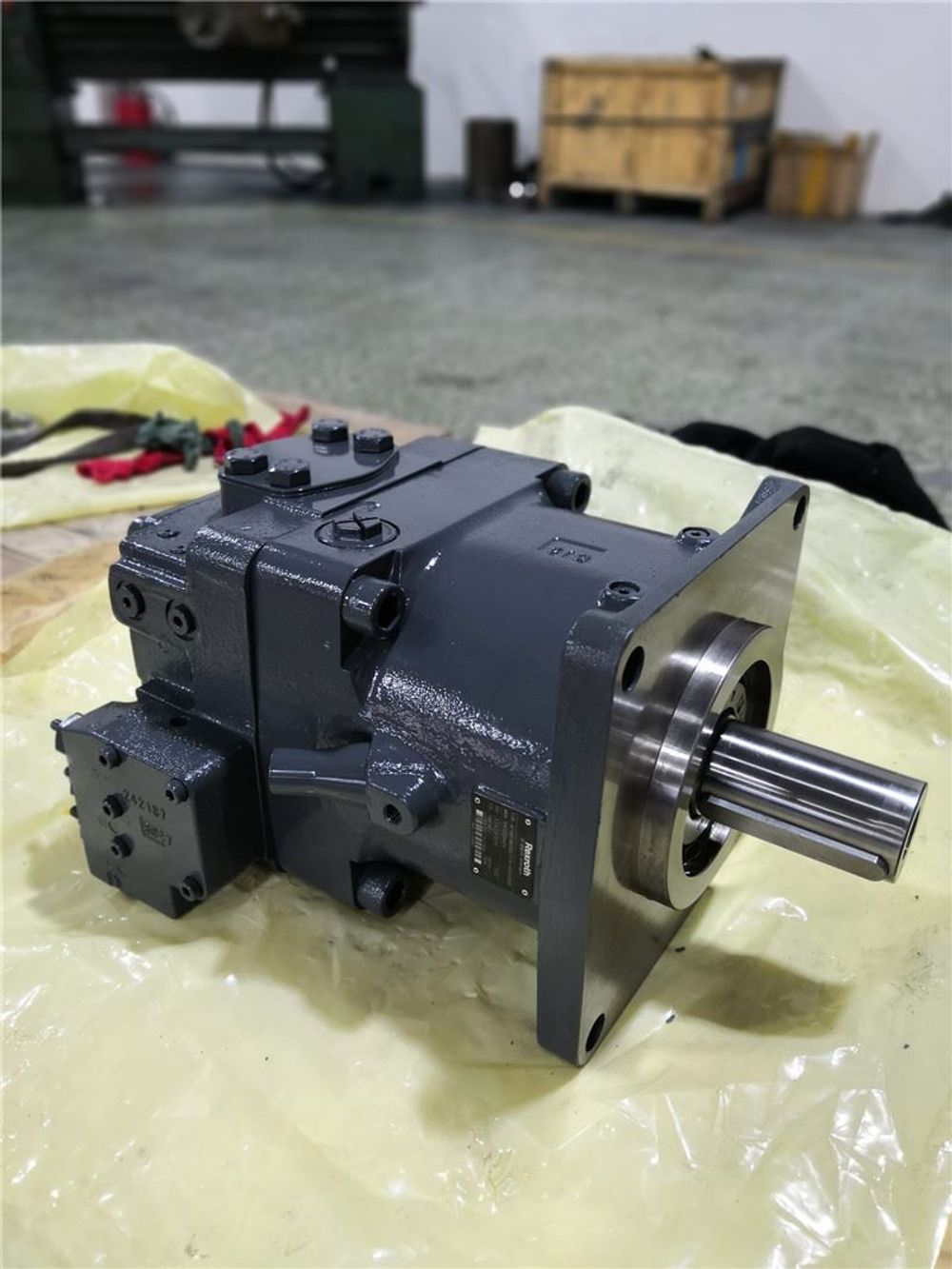 A11VO130LRH2/10R-NSD12K02 - Насос аксиально-поршневой нереверсивный регулируемый с наклонной шайбой для незамкнутой гидросистемы, рабочий объем 130 см3, LRH2 = регулятор мощность с ограничением хода, позитивное управлением ΔP = 25 бар, номинальное давление 350 бар, валS = шлицевой по ANSI B92.1a, проходной вал - K02 = под фланец SAE J744, диаметр 101-2, шлицы 7/8" 13T 16/32DP