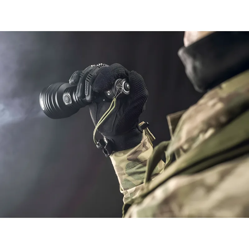 Поисковый фонарь Armytek Barracuda Pro Max Magnet USB - удержание в руке в перчатке