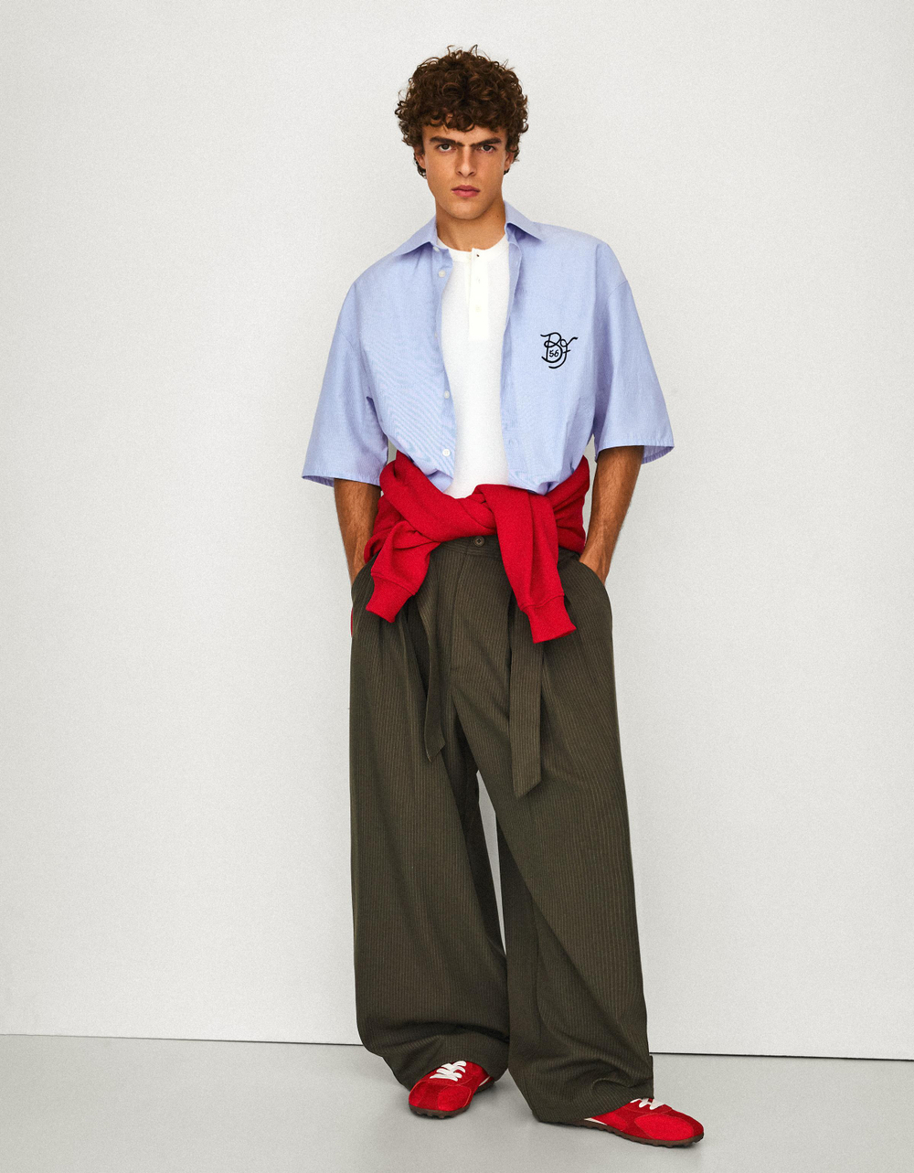 Мужские брюки barrel fit с ремнём и вытачками - BERSHKA