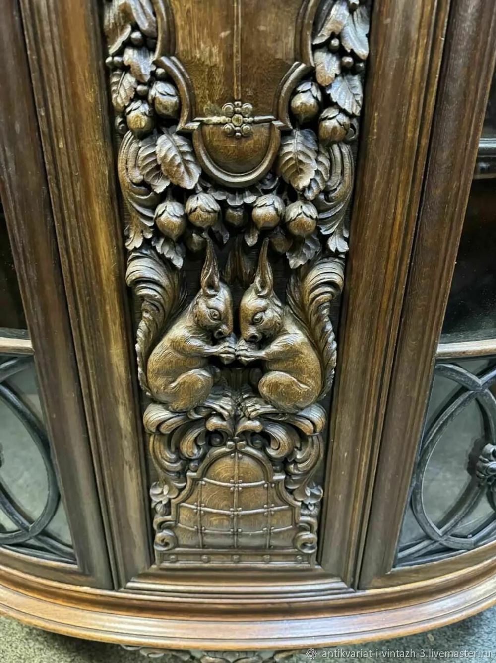 Старинная витрина