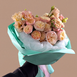 Tiffany Blush S: компактный букет с пионовидными розами Royal Blush
