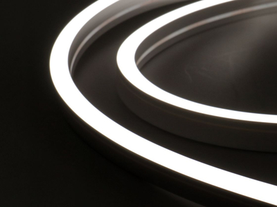 Неоновая лента нейтральная белая 24В IP67 15Вт/м 120 LED/м SMD2835 12×20 мм 20 м постоянного тока белая оболочка NE-CC2120-24-15-WHNW-67-20M