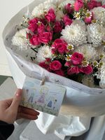 Букет из кустовой пионовидной розы, хризантемы и ромашки