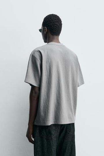 ZARA ФУТБОЛКА RELAXED FIT ИЗ РЕЛЬЕФНОЙ ТКАНИ, СЕРЫЙ