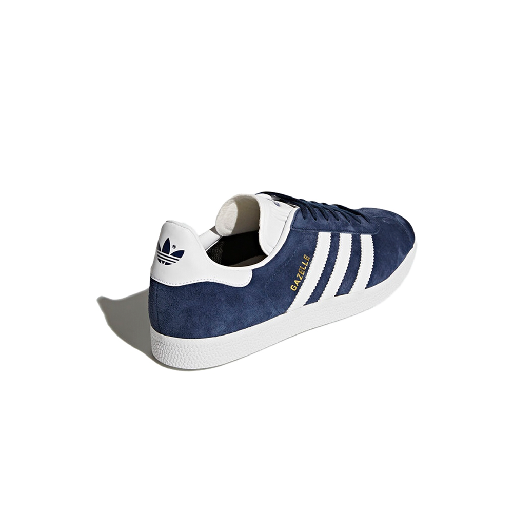 alt="adidas Gazelle Collegiate Navy BB5478 темно-синие замшевые кроссовки с белыми полосками и gum-подошвой вид сбоку на белом фоне"