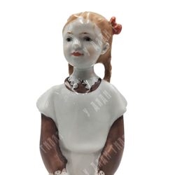 Школьница с портфелем. Столбова Г.С., Е.Н. Лупанова. Фарфор, ЛФЗ, 1950–1960.