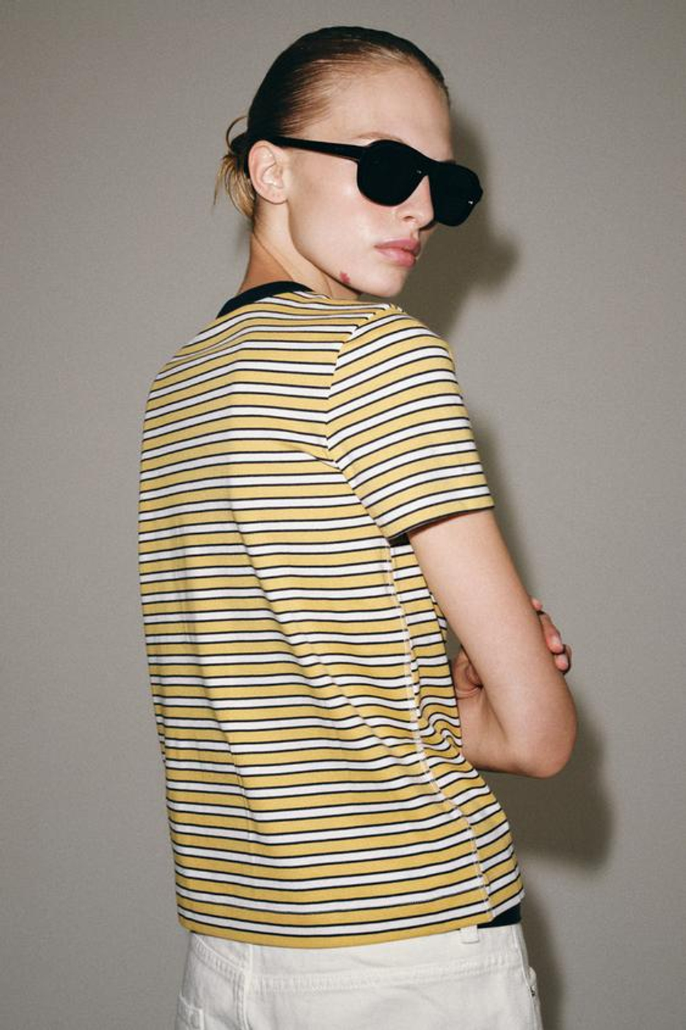 ZARA ФУТБОЛКА INTERLOCK С КОРОТКИМ РУКАВОМ, ЖЕЛТЫЙ