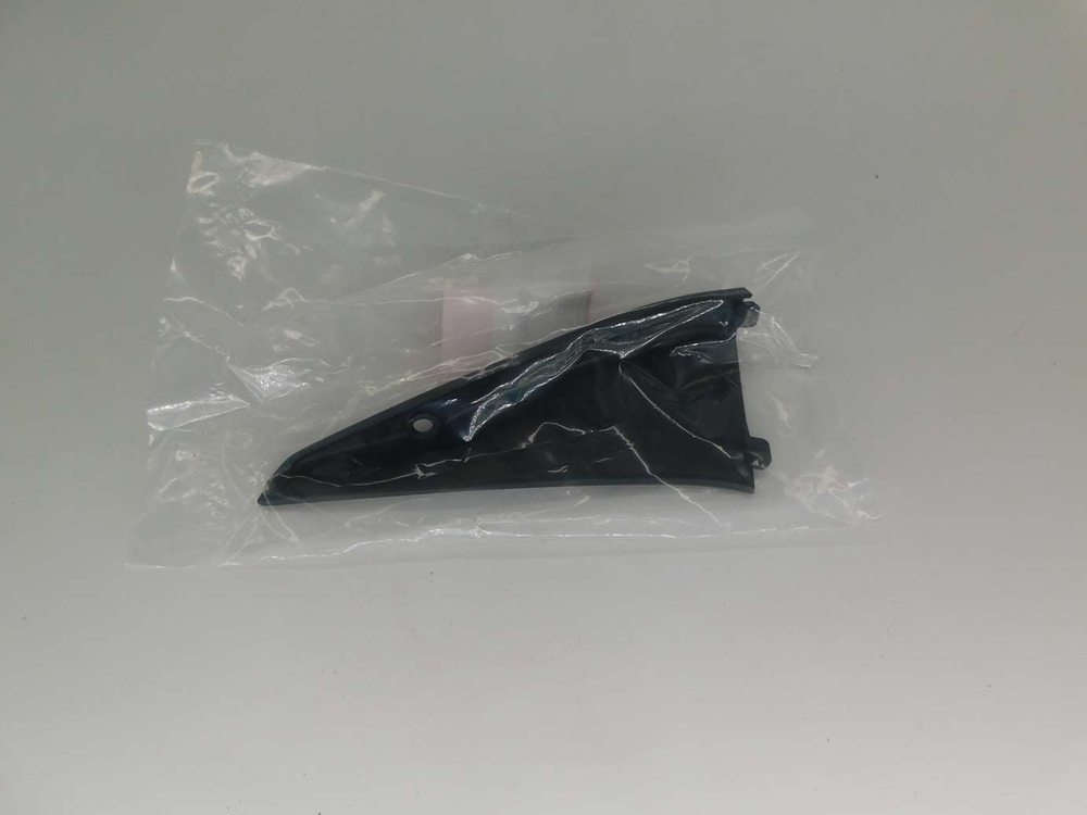 накладка на пластик верхняя правая Honda VFR800 64591-MCW-D00