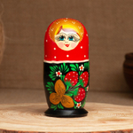 Матрёшка Земляничка дерево, красный платок, 3 кукольная, 10-12 см.