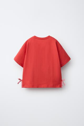 ZARA ФУТБОЛКА С ЦВЕТОЧНЫМИ ДЕТАЛЯМИ КРОШЕ, КРАСНЫЙ