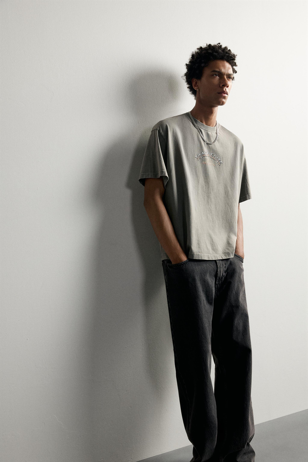 ФУТБОЛКА RELAXED FIT С КОНТРАСТНЫМ ПРИНТОМ — ZARA