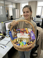 Сладкая подарочная корзина с конфетами, шоколадом