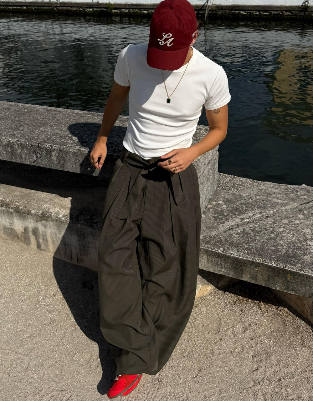 Мужские брюки barrel fit с ремнём и вытачками - BERSHKA