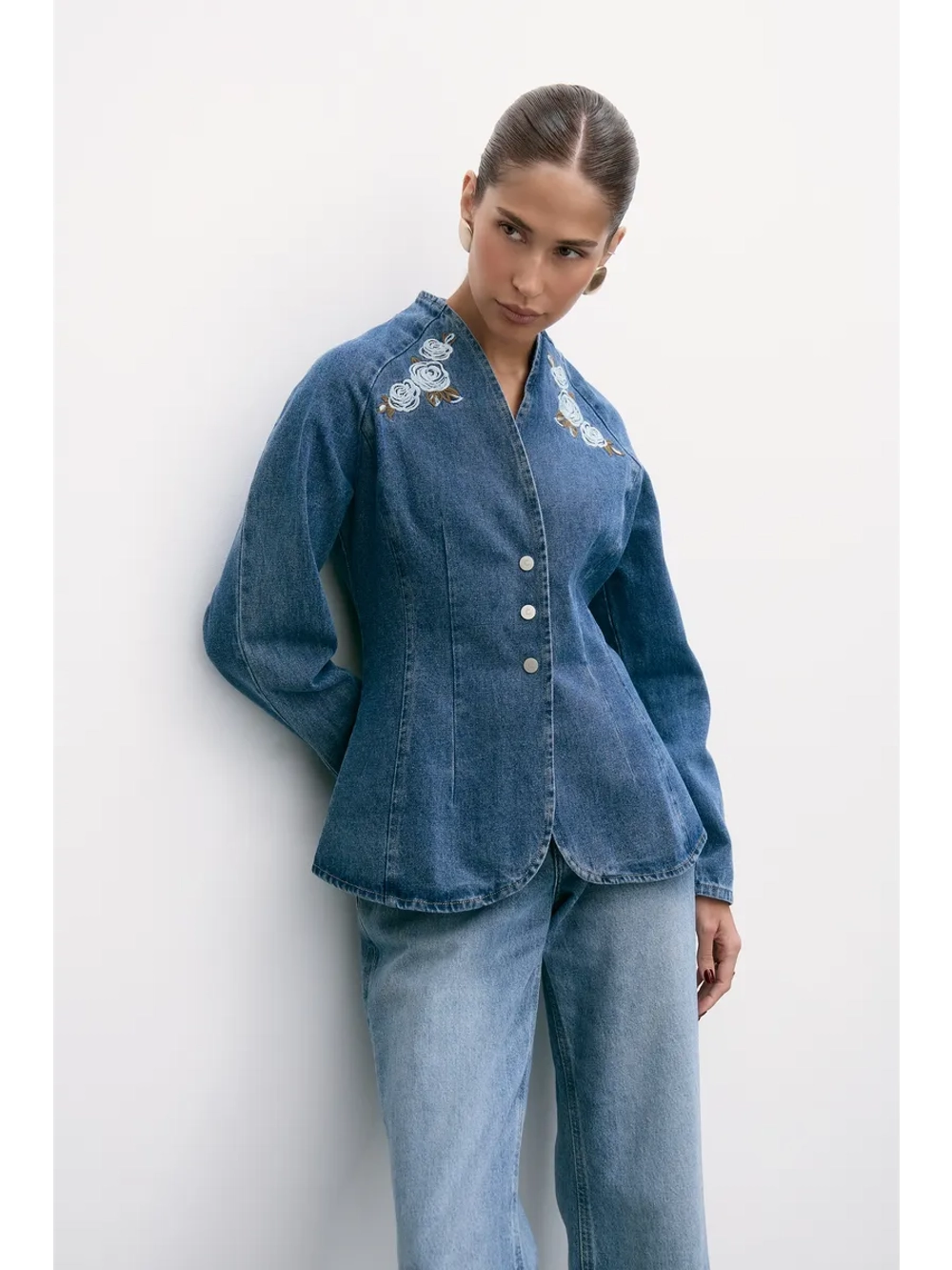 Джинсовая приталенная рубашка с вышивкой из роз
