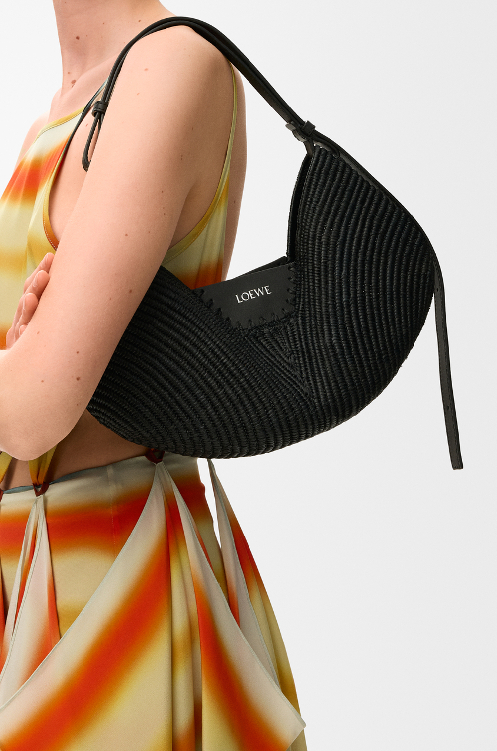 Loewe Сумка среднего размера Swing из рафии и телячьей кожи, черный