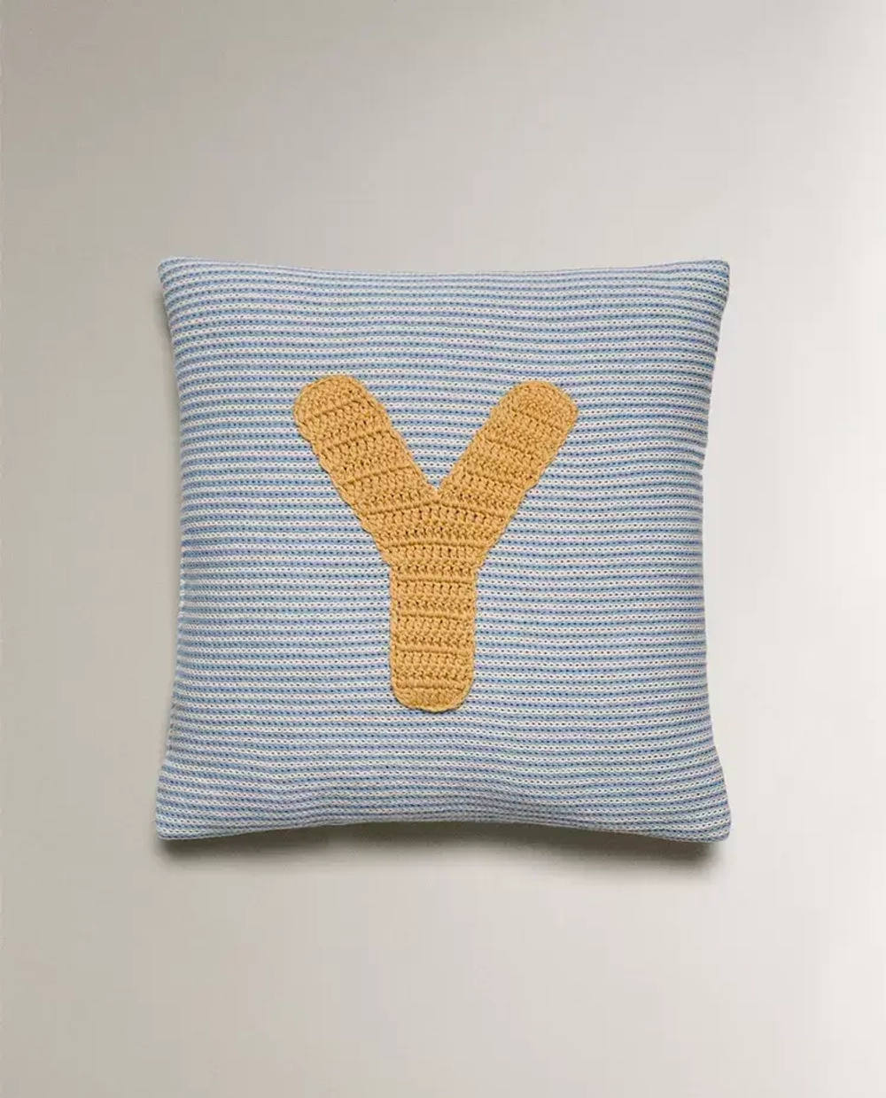 ZARA HOME ДЕТСКАЯ ПОДУШКА С ВЫШИВКОЙ В ВИДЕ БУКВЫ "Y", СИНИЙ