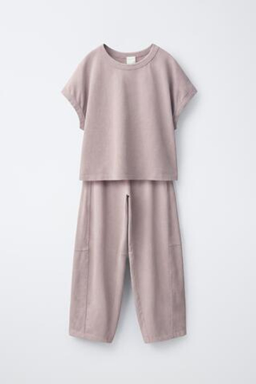 ZARA КОМПЛЕКТ ИЗ ФУТБОЛКИ И БРЮКОВ-БАЛЛОНОВ, ЛИНЯЛЫЙ РОЗОВЫЙ