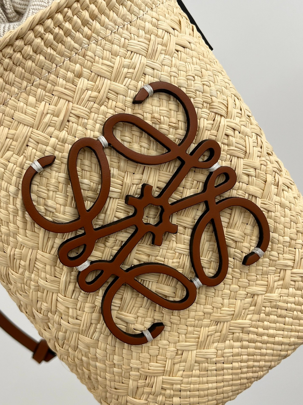 Сумка для телефона Raffia Phone Bag, натуральный оттенок с коричневой отделкой — фото 5