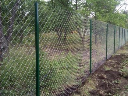 Забор из сетки рабицы: преимущества и недостатки