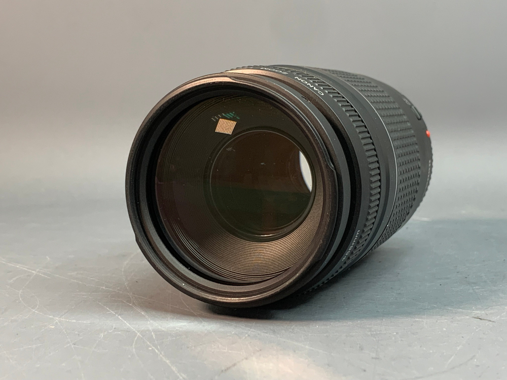 Canon EF 75-300mm 4-5.6 III царапка на передней линзе