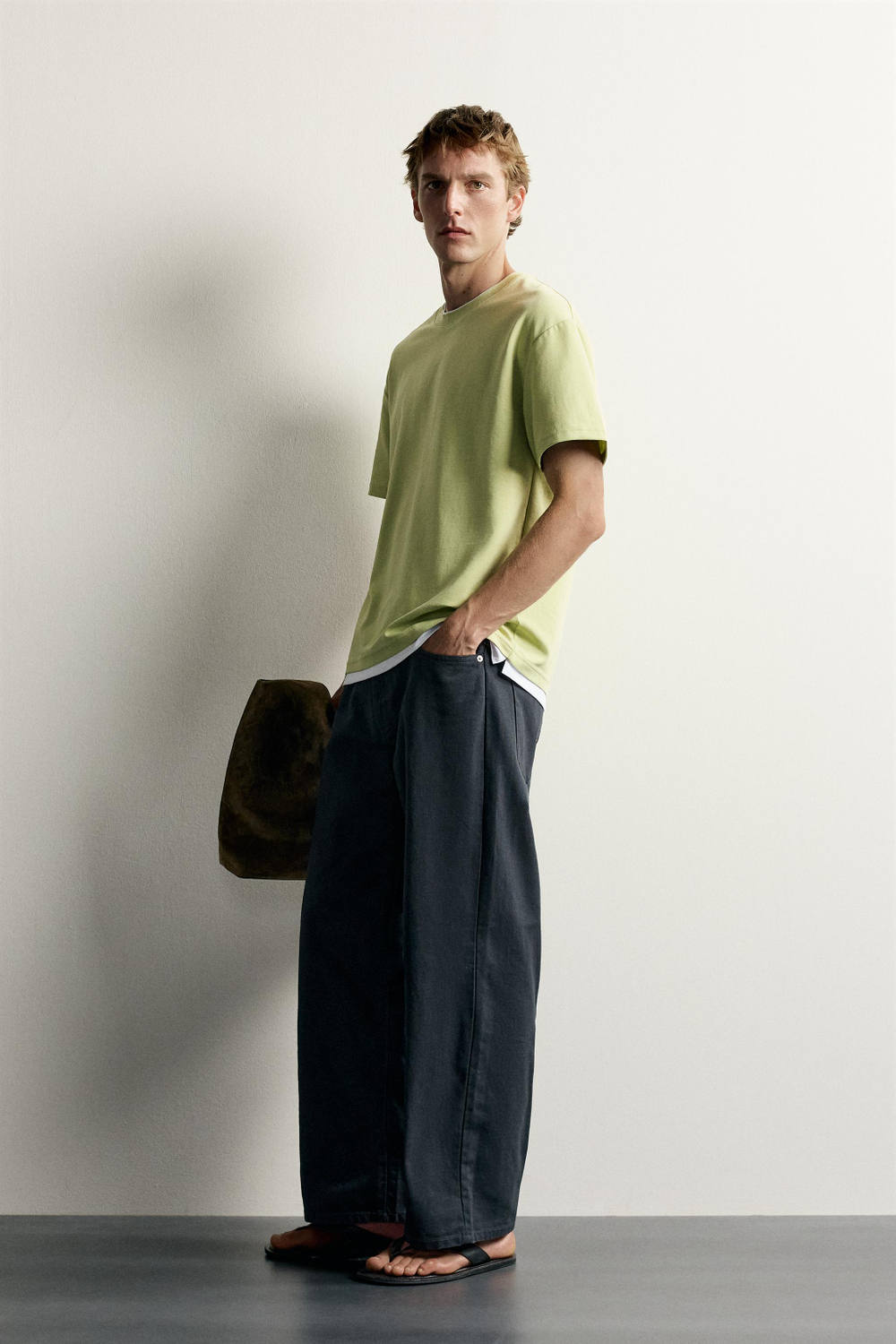 ФУТБОЛКА RELAXED FIT С КОНТРАСТНЫМИ ДЕТАЛЯМИ — ZARA