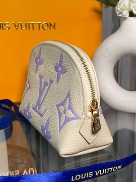 Косметичка бежевая с фиолетовым узором от Louis Vuitton BP5-780459