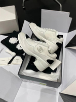 Белые кроссовки Chanel на каблуке