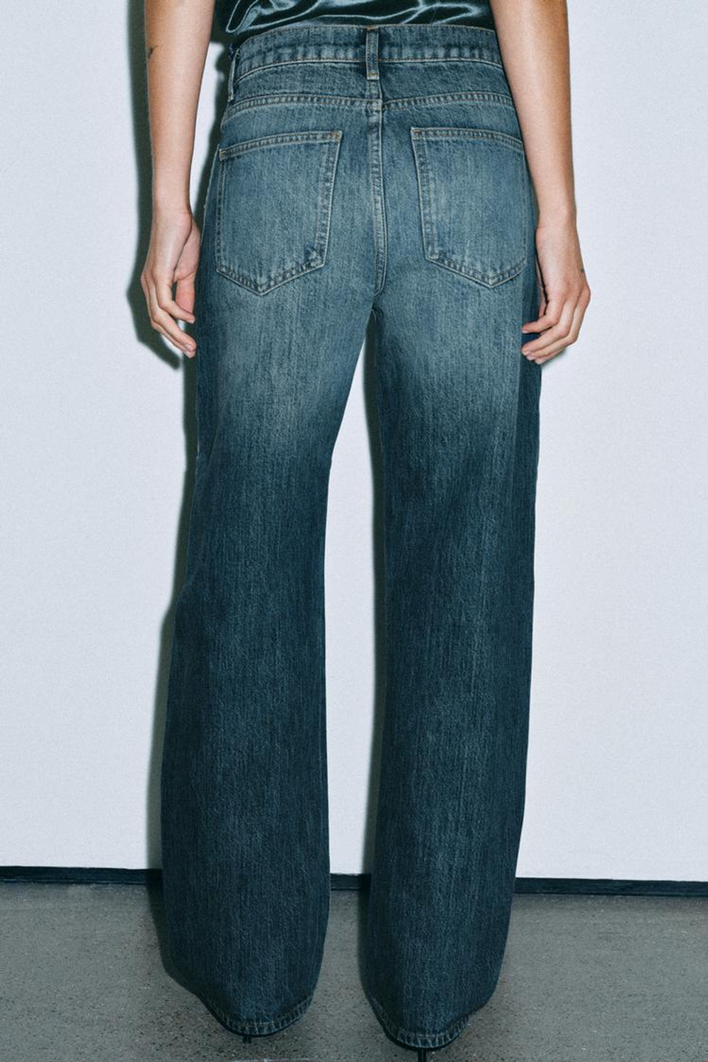 ZARA ДЖИНСЫ СРЕДНЕЙ ПОСАДКИ ИЗОГНУТОГО КРОЯ С ПЭЧВОРКОМ — ZW COLLECTION, СИНИЙ