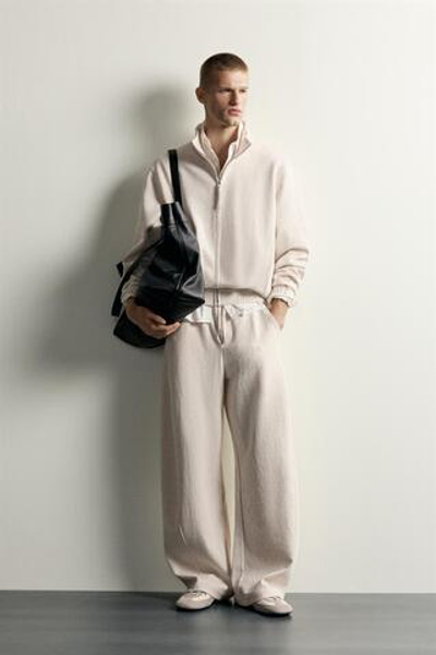 Легкая куртка свободного кроя из рельефной ткани — ZARA