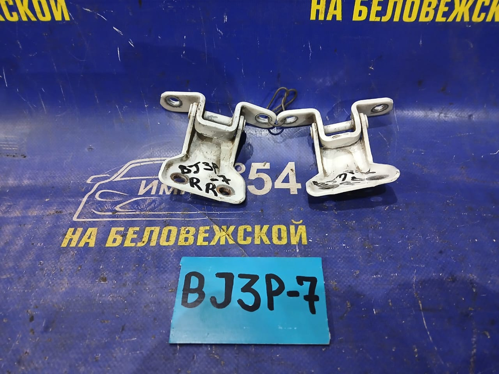 Петля двери задней правой MAZDA FAMILIA 2001