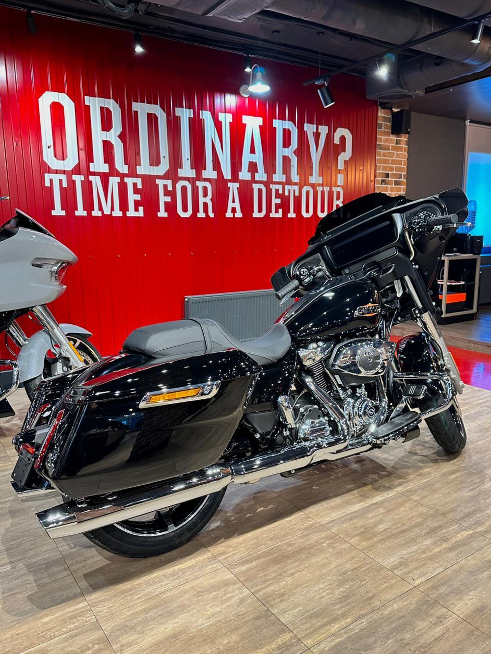 STREET GLIDE SPECIAL, 2024 VIVID BLACK CHROME TRIM