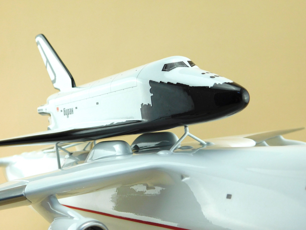 Модель самолета Ан-225 (М1:144, "МРIЯ" с Бураном, СССР-82060)