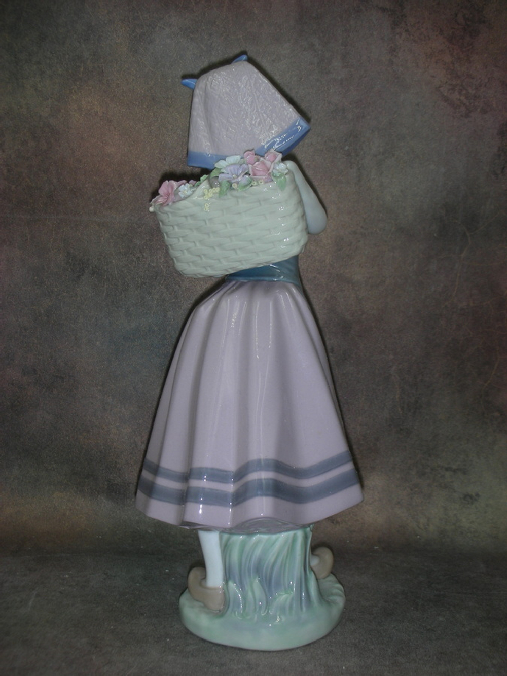Статуэтка. Фарфор. Девушка с корзиной цветов. Lladro. Испания