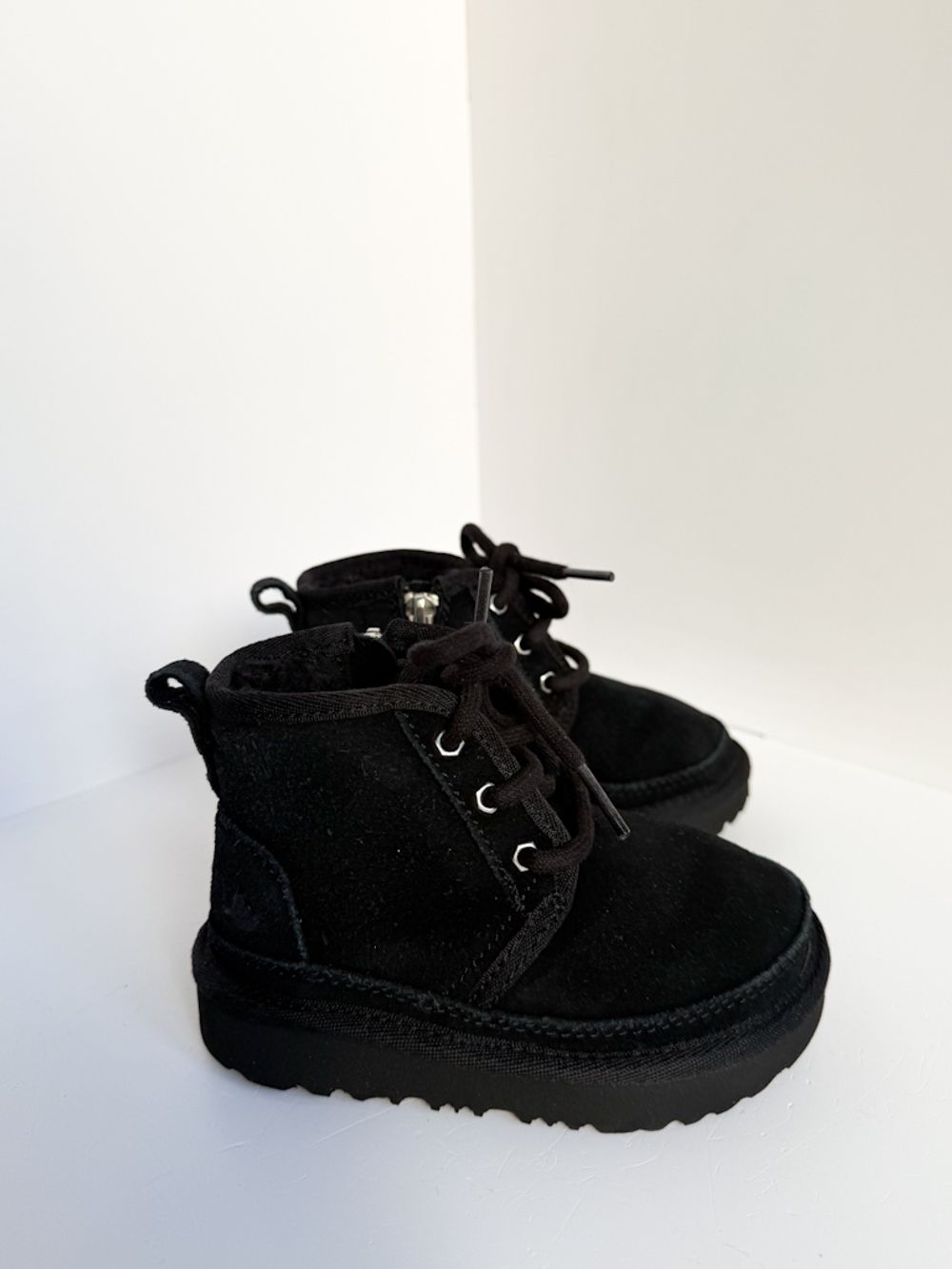 Замшевые ботинки Ugg, 23
