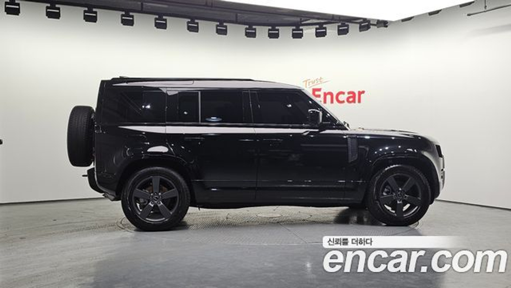 Land Rover Defender 110 P300 X-Dynamic SE — 2025