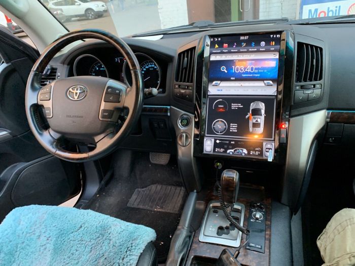 Магнитола для Toyota Land Cruiser 200 2007-2015 (экран климата внизу) - Kuberg ZF-1806L-Q6 вертикальный экран в стиле "Тесла" на Android 11, CarPlay, 4G SIM-слот