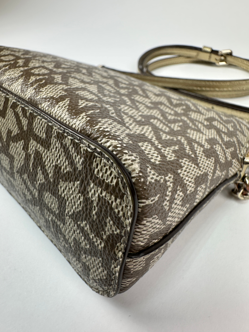 Сумка DKNY Bryant Dome Crossbody