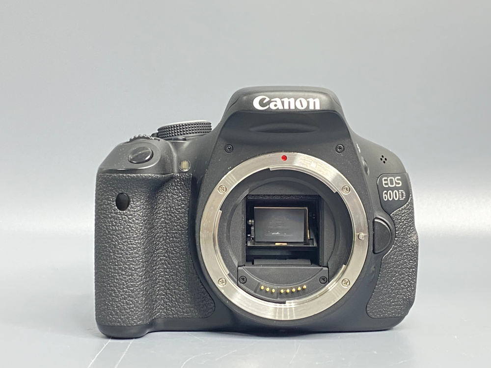 Canon 600D kit 18-55mm IS ll 28000 кадров