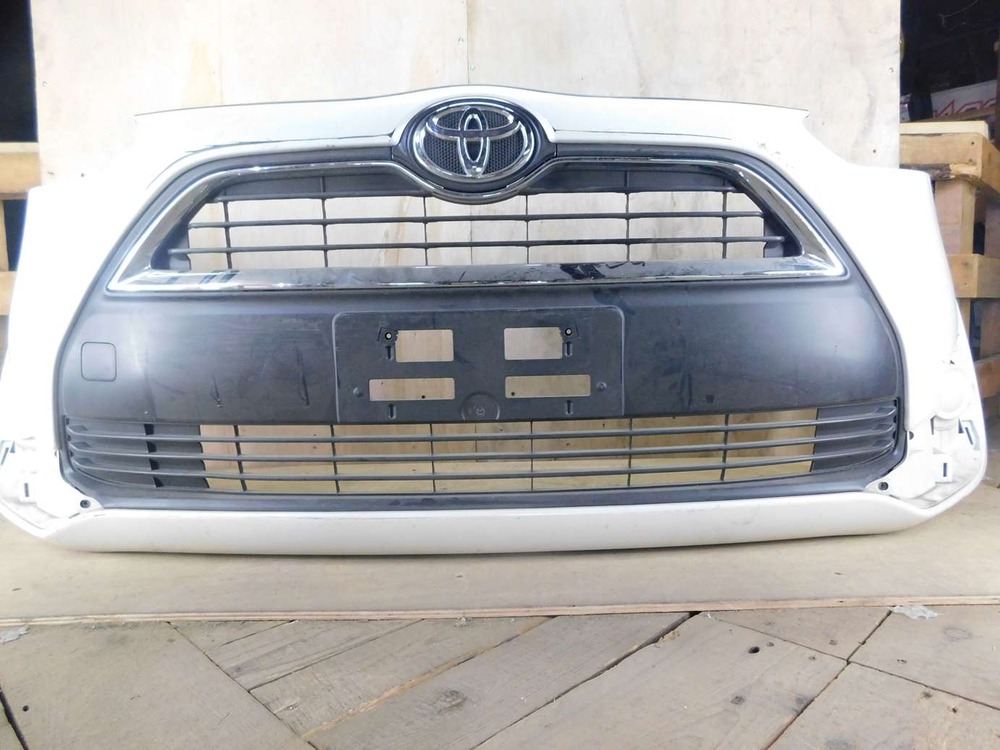 бампер передний Toyota Sienta NSP170