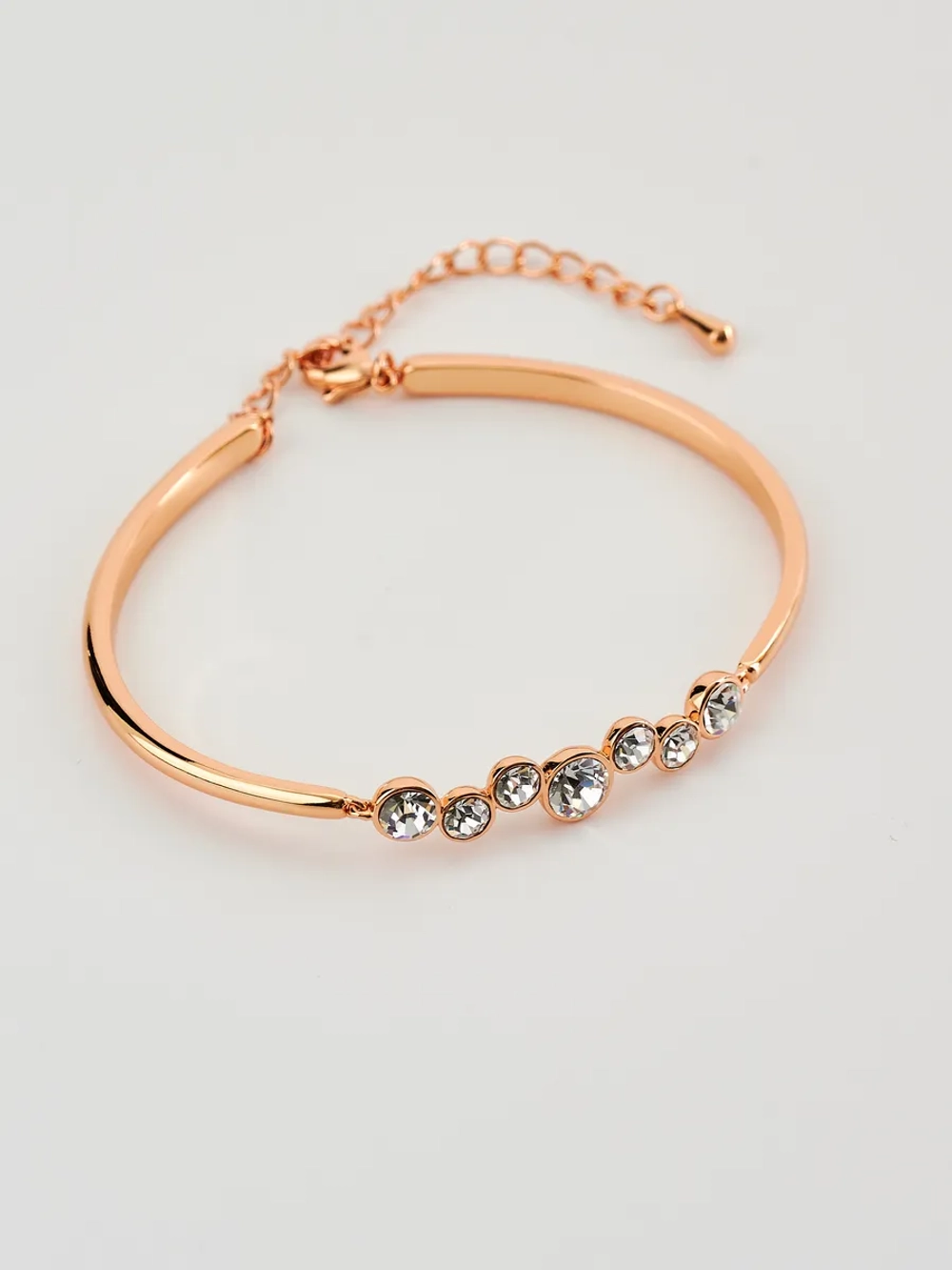 Жесткий браслет Эльза с белыми камнями Swarovski