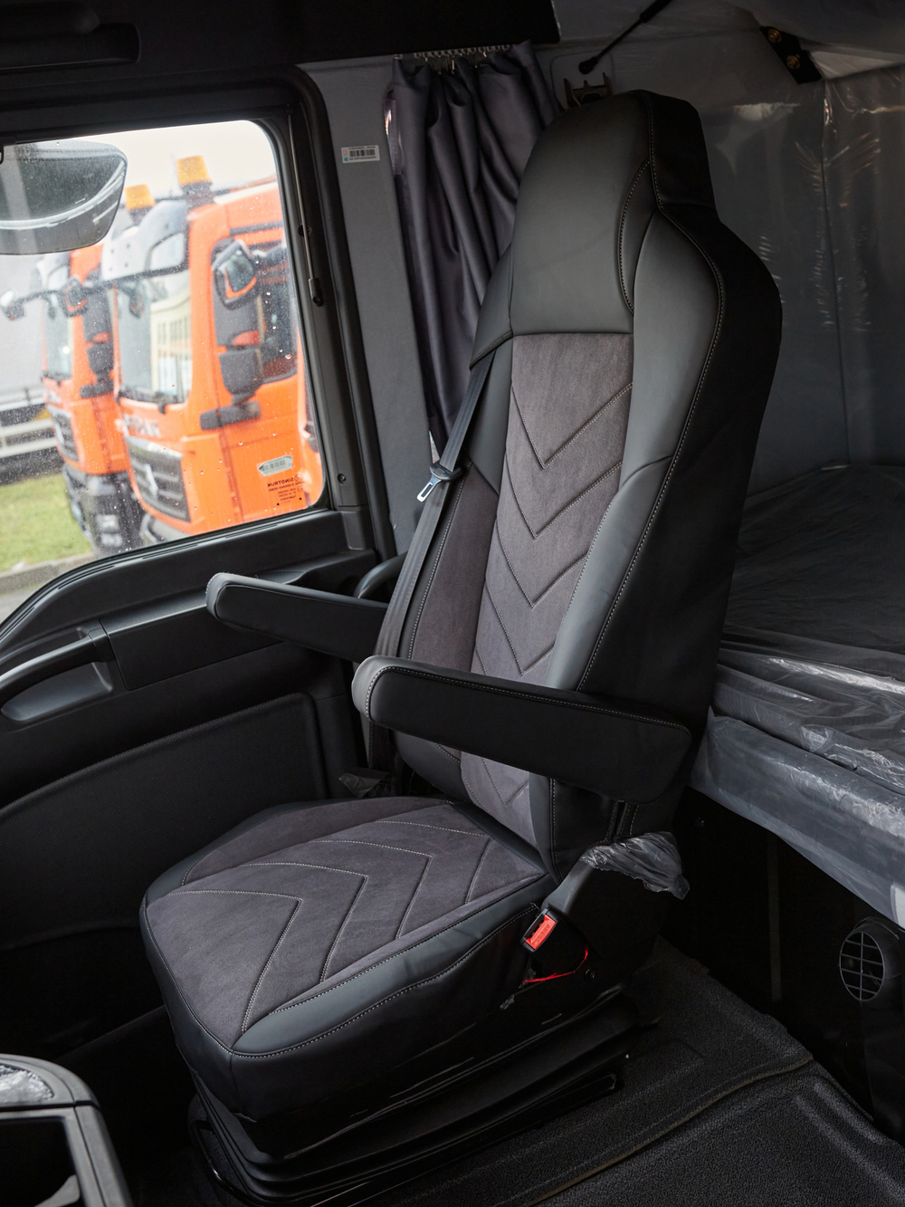 Чехлы Люкс Sitrak MAX; SITRAK C7H с 2024 г (экокожа, черный, серая вставка)