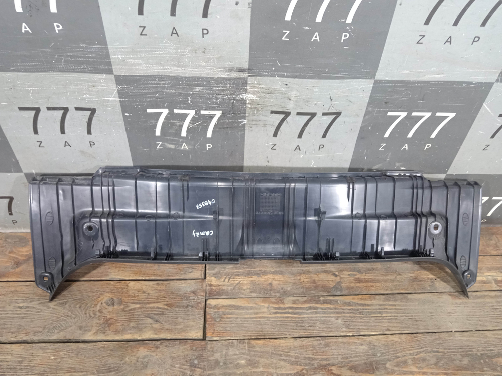 Обшивка задней панели багажника Toyota Camry (XV70) 17-нв Б/У Оригинал 5838706270C0